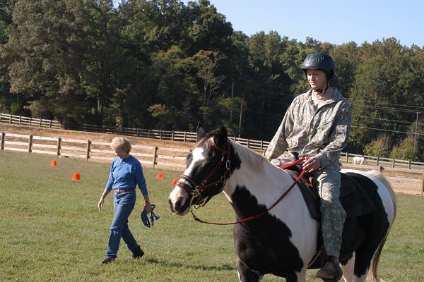 There are so many benefits to equine therapy that it can be used for a number of purposes. In this picture, therapeutic horseback riding is being used to ease a soldier’s transition period after he has returned home due to injury. (Dave Campbell/US Army/Wikimedia Commons)