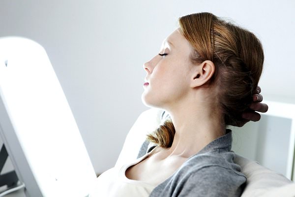 Light therapy can be incredibly beneficial to those who suffer from seasonal affective disorder. (Image Point Fr/Shutterstock)