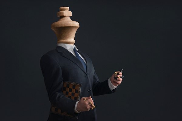 Some of us think of ourselves as kings, and everybody else as pawns. The Eighth Promise teaches us to set this type of narcissism aside. (Gutzemberg/Shutterstock)