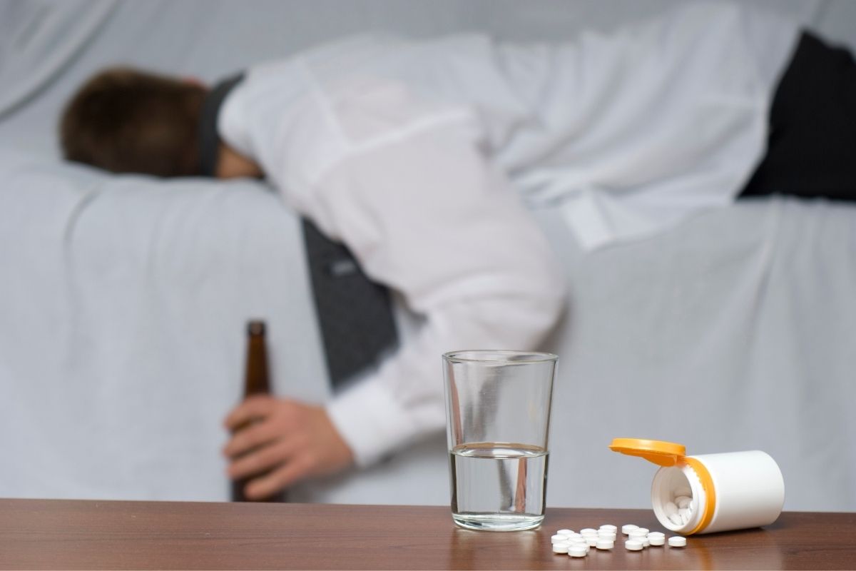 What Happens If You Mix Zoloft and Alcohol? Blackouts, Cravings & More